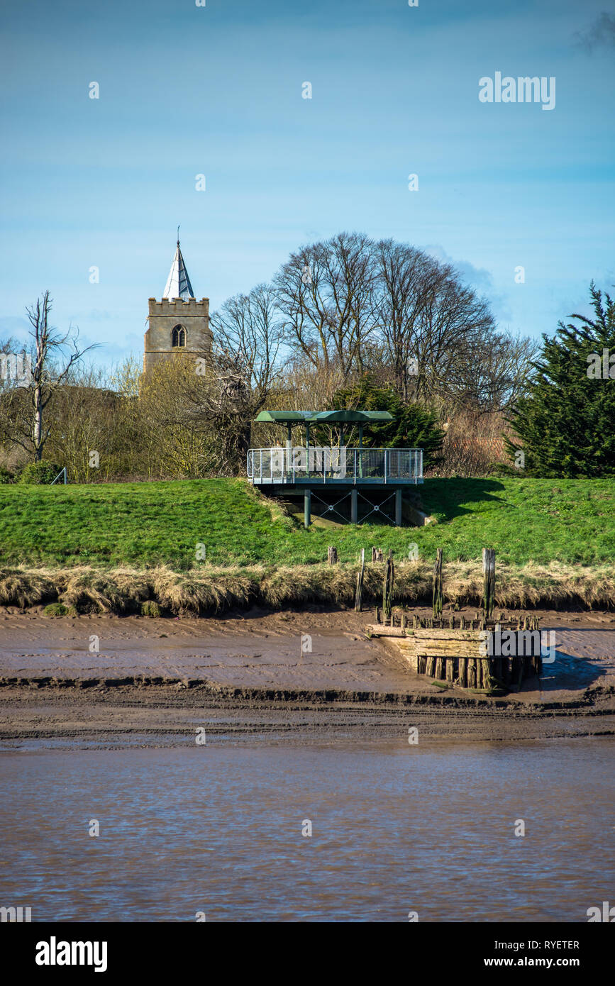 La Iglesia de San Pedro, al oeste Lynn visto cruzando el río Great Ouse de King's Lynn, Norfolk, UK Foto de stock