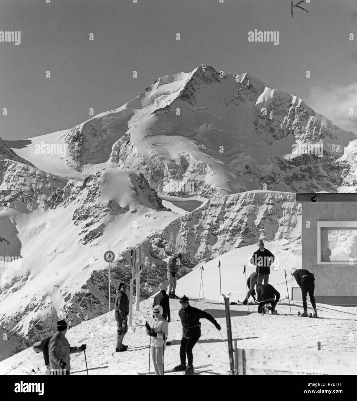 Deportes, deportes de invierno, esquí, los esquiadores en la cima de la montaña, la estación de Pontresina, Alta Engadina, Suiza, 1960, Additional-Rights-Clearance-Info-Not-Available Foto de stock
