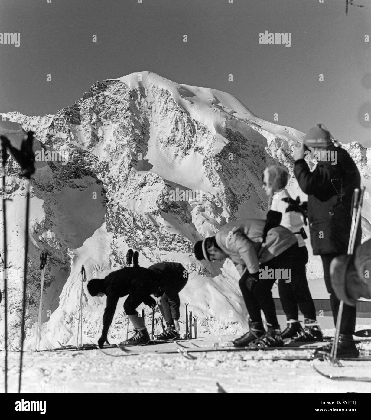 Deportes, deportes de invierno, esquí, los esquiadores en la cima de la montaña, la estación de Pontresina, Alta Engadina, Suiza, 1960, Additional-Rights-Clearance-Info-Not-Available Foto de stock