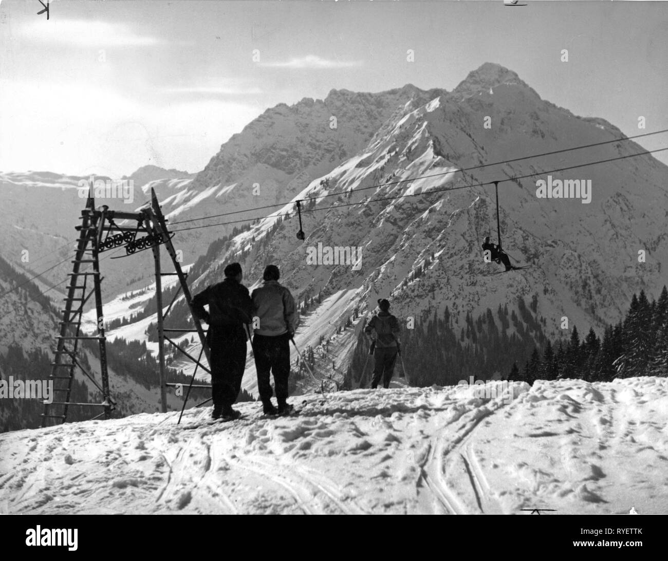 Deportes, deportes de invierno, esquí, los esquiadores en la cima de la montaña, la estación de los remontes, 1954-Clearance-Info-Not-Available Additional-Rights Foto de stock