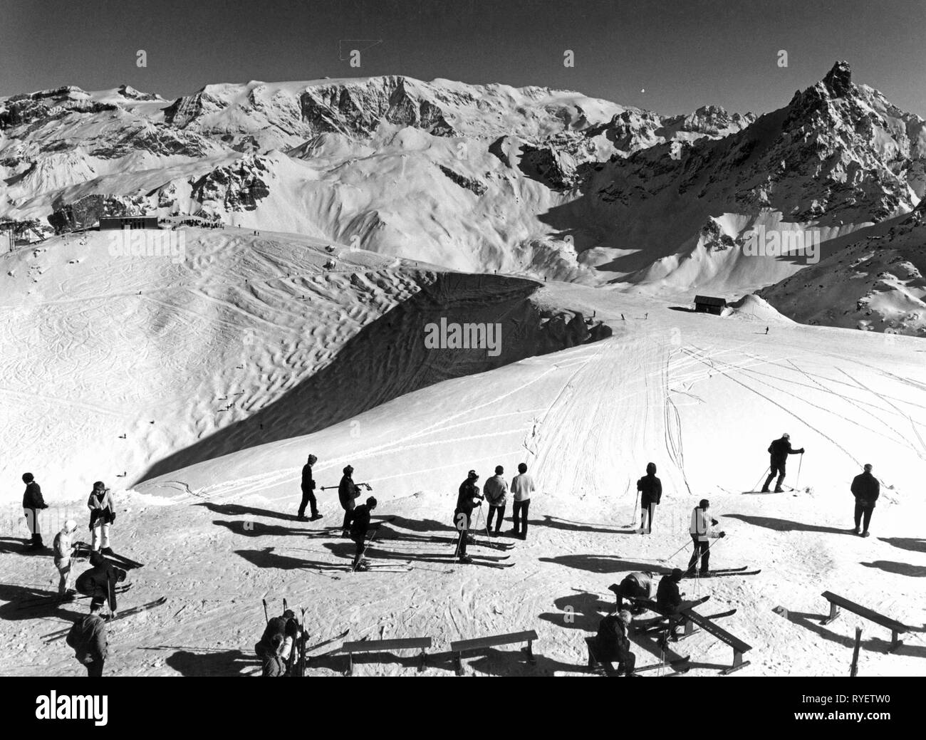 Deportes, deportes de invierno, el esquí, el esquiador en la cima de la montaña, la estación de Courchevel, Francia, 1970-Clearance-Info-Not-Available Additional-Rights Foto de stock