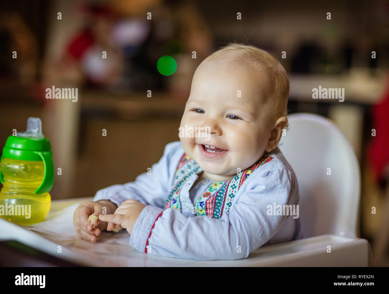 Bebe Comiendo Fotos E Imagenes De Stock Alamy Bebe Comiendo Fotos E Imagenes De Stock Alamy