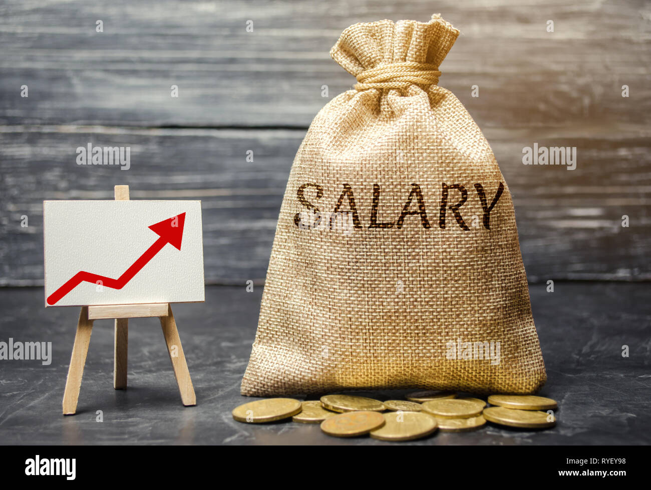 Bolsa con dinero y la palabra salario y flecha arriba y monedas. Aumento de sueldo, salario. La promoción. Crecimiento profesional. Elevar el nivel de vida. Incre Foto de stock