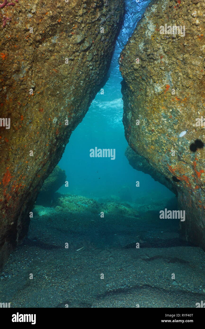 Un Pasaje Por Debajo De Las Rocas Bajo El Agua En El Mar Mediterraneo Escenario Natural Francia Fotografia De Stock Alamy