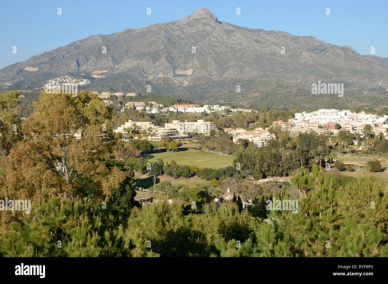 Vista de los campos de golf y casas al pie de la montaña en Marbella, Andalucía, España. Foto de stock