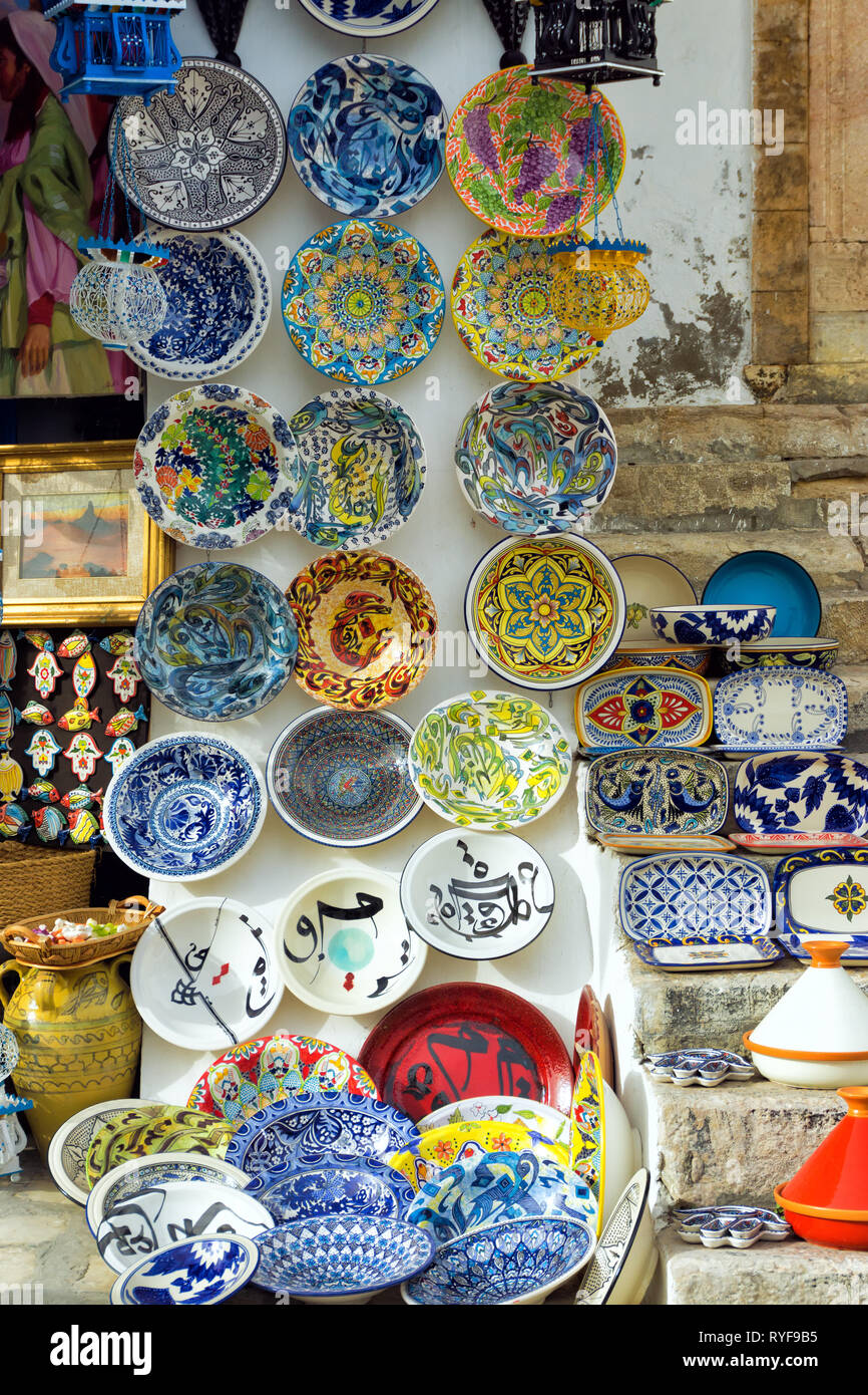 Hermoso platos decorativos para la venta en la calle en Sidi Bou