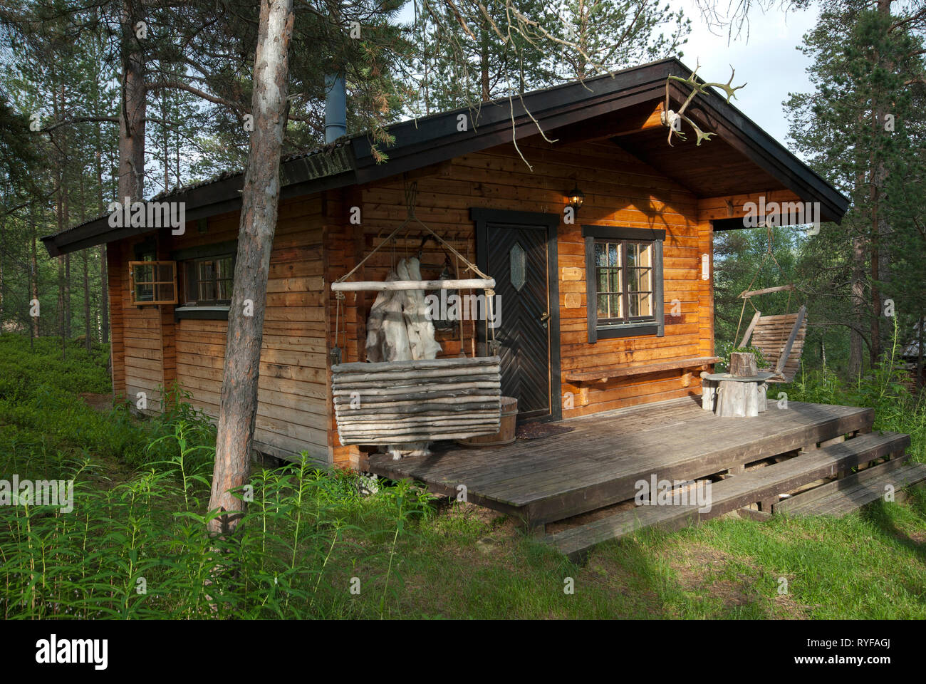 Chalet de madera en el bosque en Engholm Husky Lodge, Karasjok, el condado de Finnmark, Noruega Foto de stock