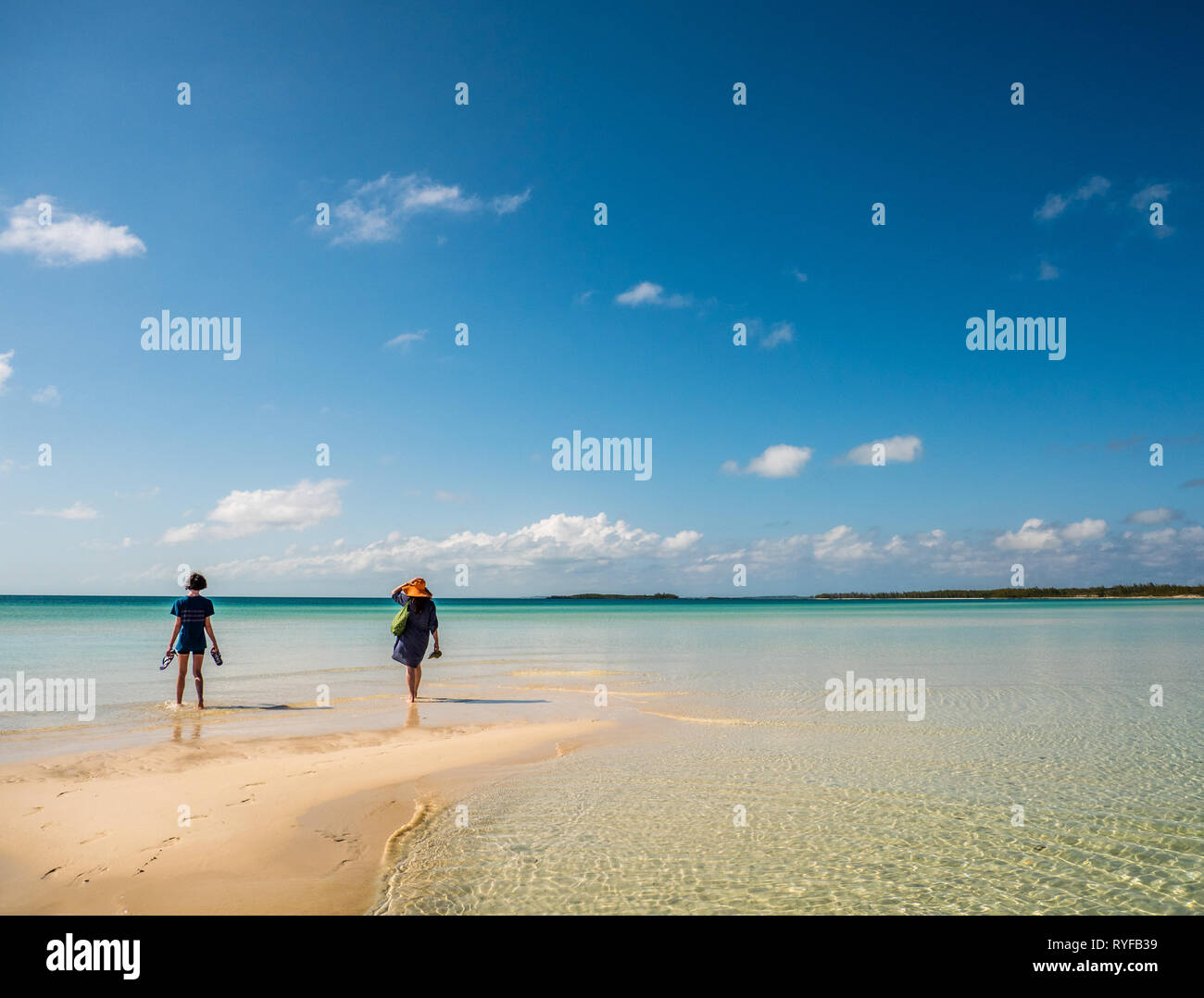 Madre e hijo caminando en el Mar Caribe, Cocodimama encantador Resort, Gobernadores Harbour, en Eleuthera, Bahamas. Foto de stock