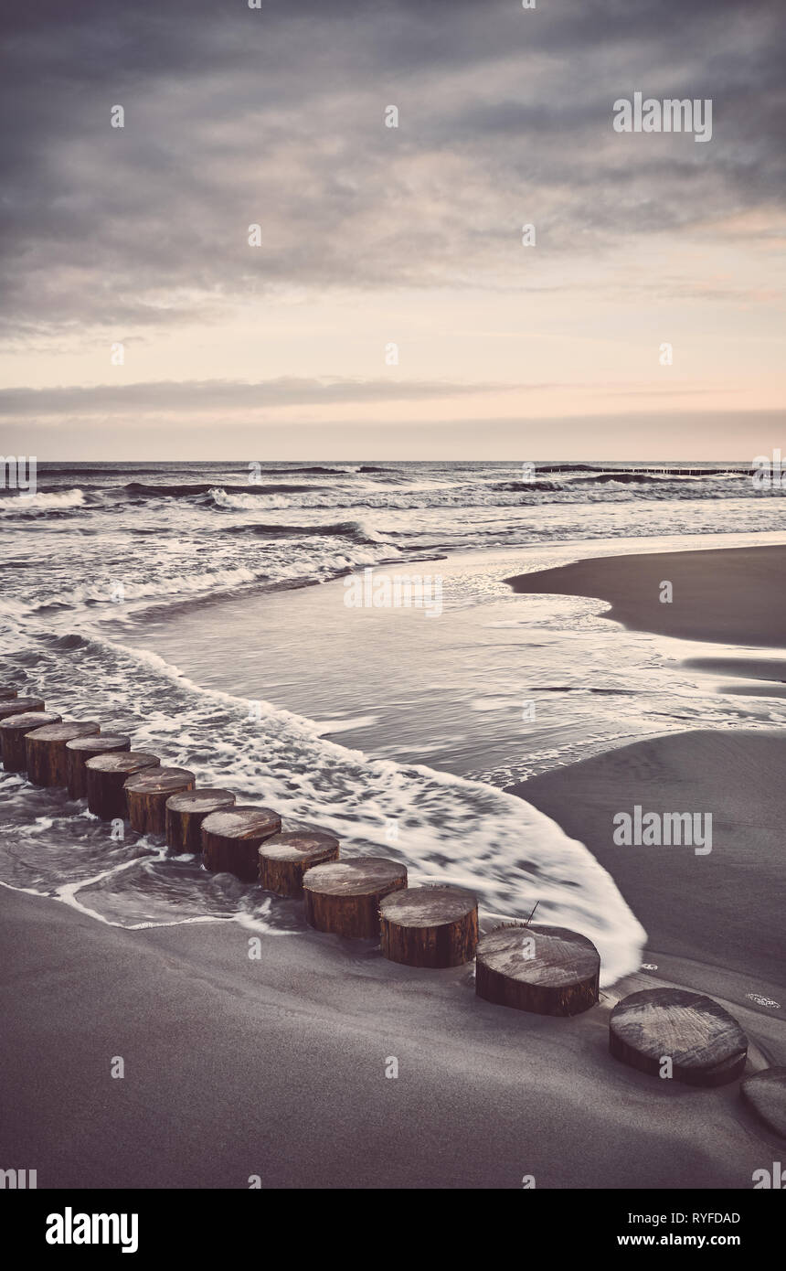 Playa vacía al amanecer, tonos de color de la imagen. Foto de stock