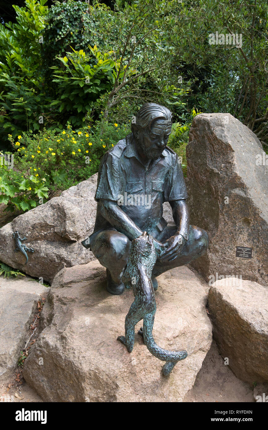Estatua de bronce de Gerald Durrell en el Zoológico de Jersey, en el canal  de la Mancha Fotografía de stock - Alamy