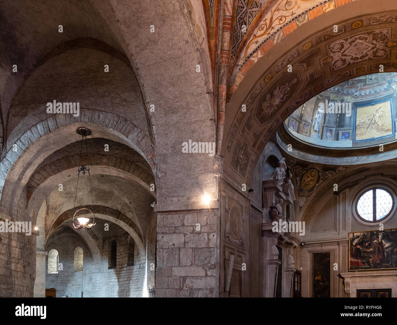 BRESCIA, Italia - 21 de febrero de 2019: interior del Duomo Vecchio (la antigua catedral, Rotonda, Concattedrale invernale di Santa Maria Assunta) de Brescia Foto de stock