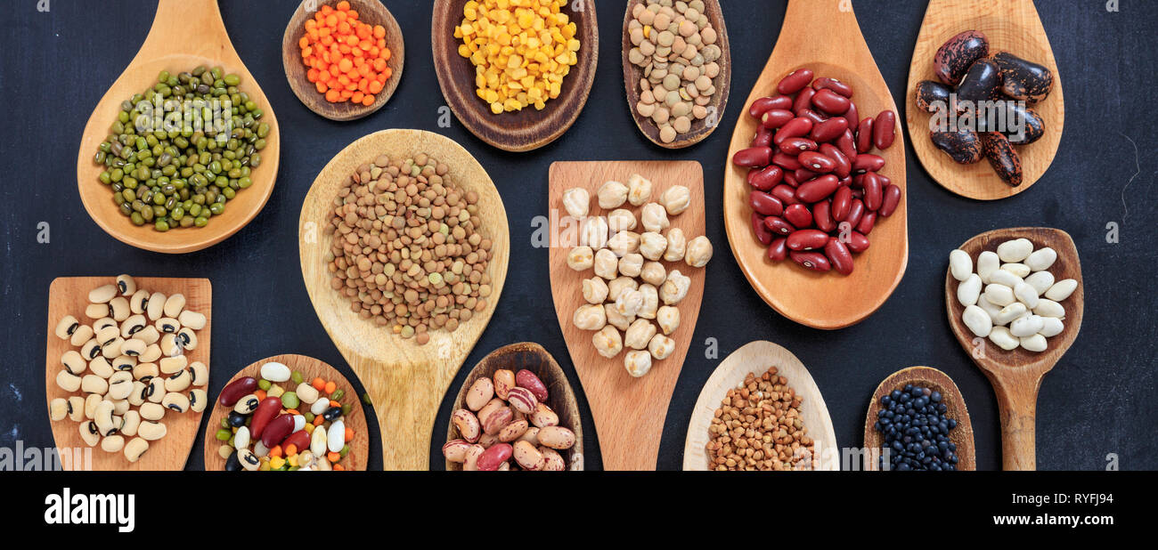 Las leguminosas, legumbres. Variedad de legumbres crudas seco en cucharas  de madera, banner, vista superior Fotografía de stock - Alamy