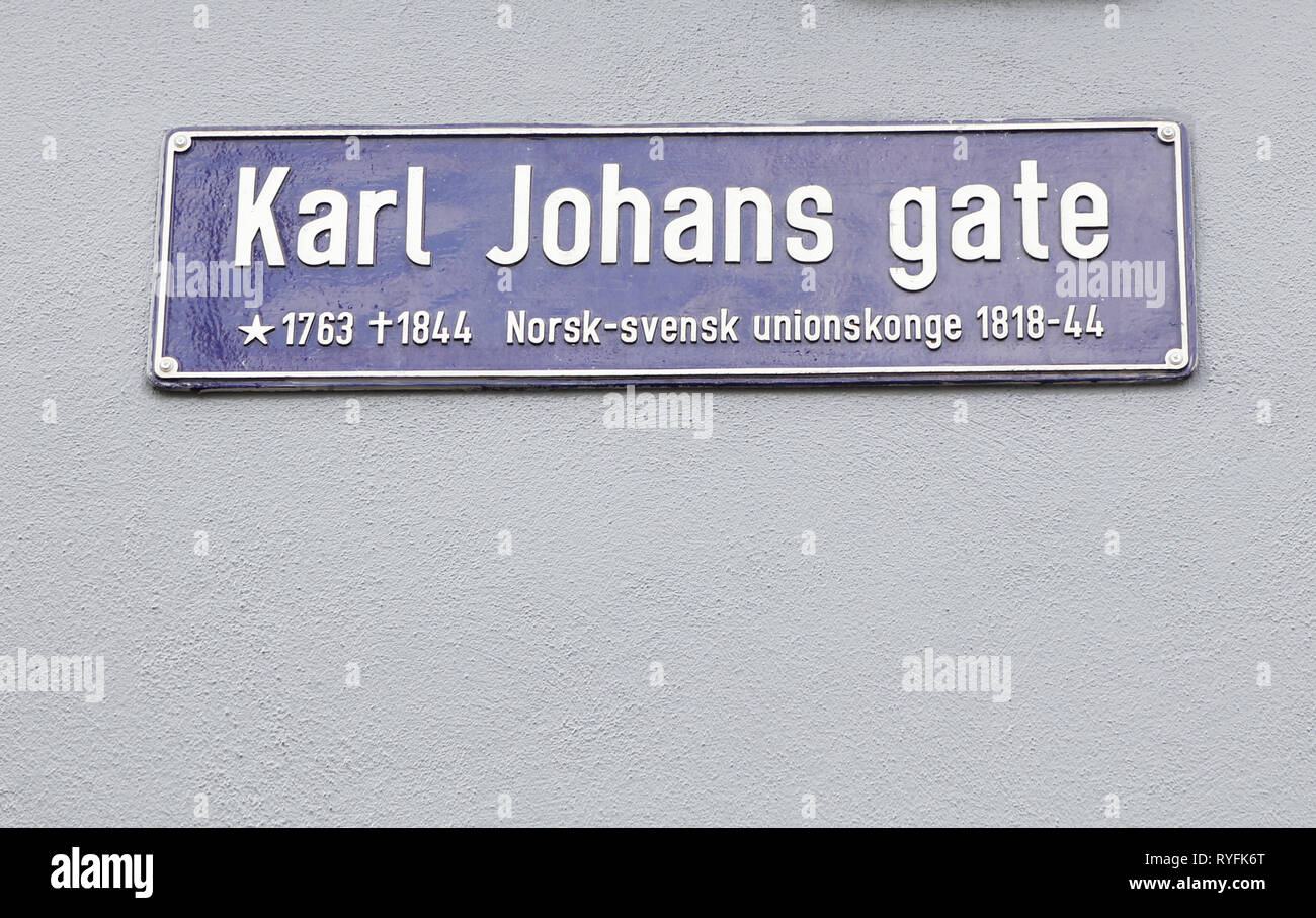Oslo cartel con el nombre de la calle Karl Johans gate. El rey Karl Johan 1818-1844 rey noruego y sueco. Foto de stock