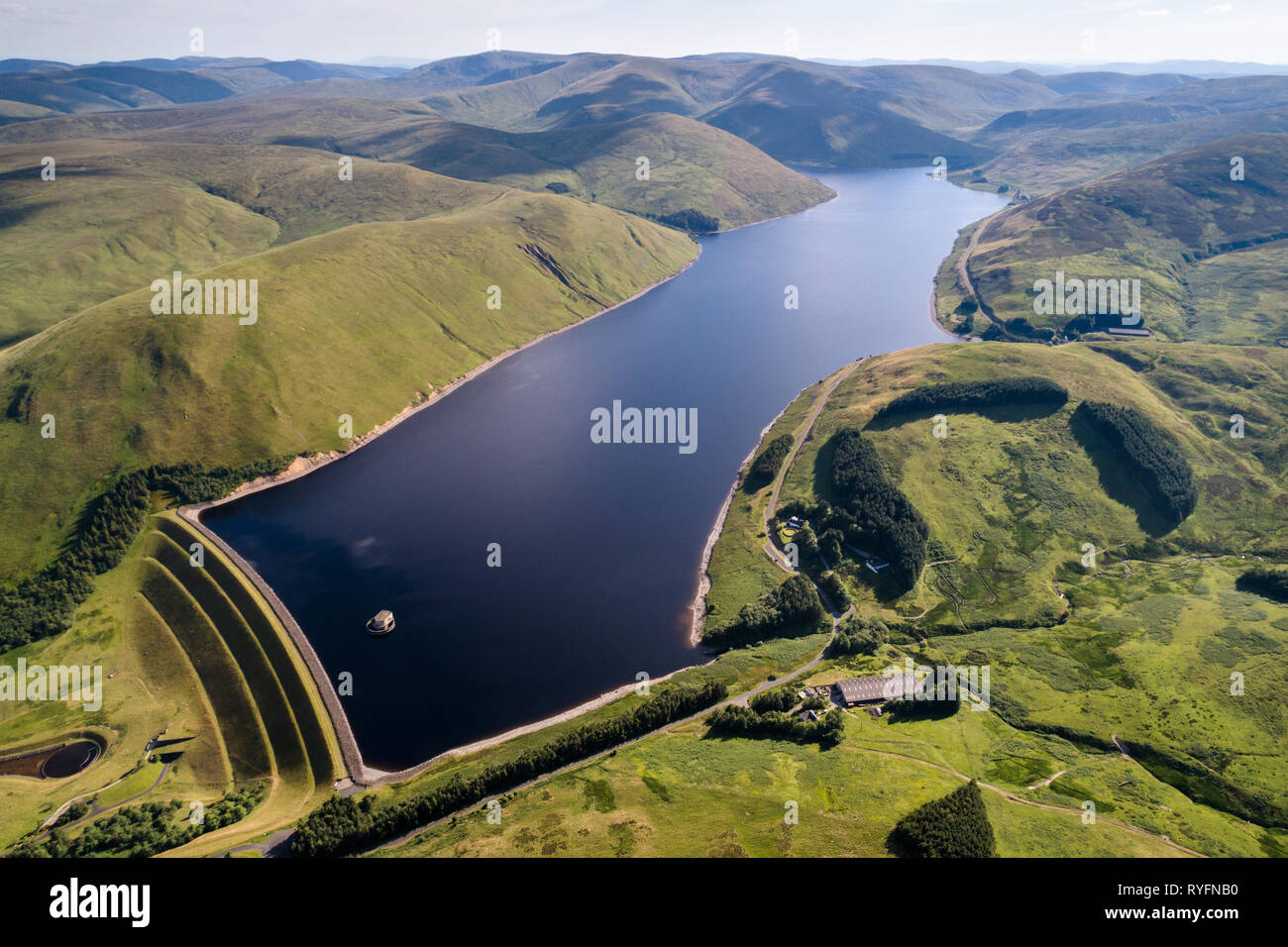Imagen aérea del depósito Megget mostrando la mayor represa de tierra en Escocia y el agua circundante, el área de la captación. Foto de stock