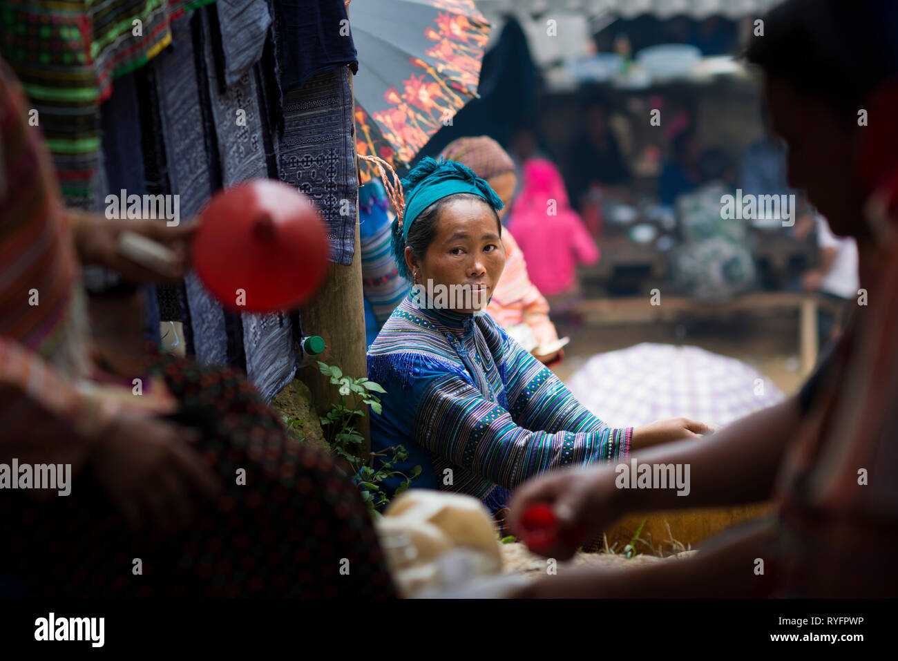 Mujer Hmong azul en el mercado de Bac Ha. Blue H'mong grupo étnico minoritario de Sapa Lao Cai Foto de stock