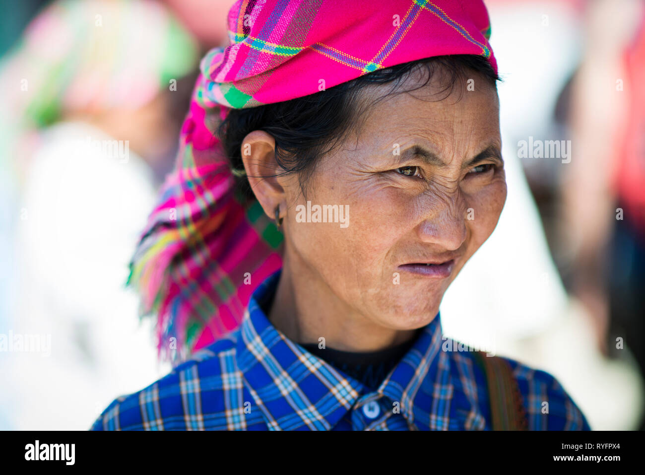 Colorida Flor étnicas Hmong a las mujeres en el mercado de Bac Ha. Flor H'mong grupo étnico minoritario de Lao Cai, SAPA, Vietnam Foto de stock