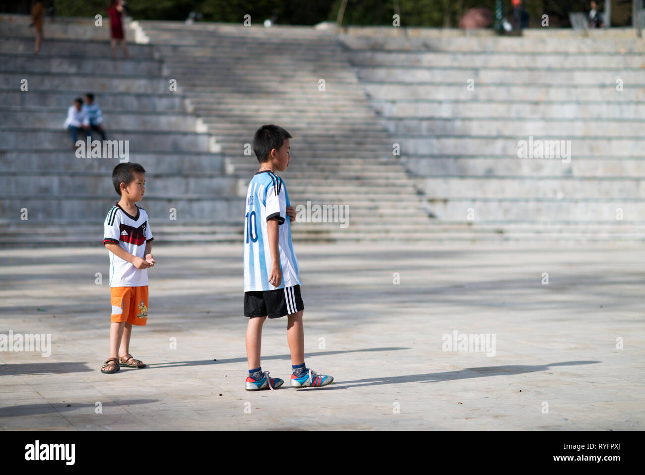 Dos niños vietnamitas jugando fútbol con jersey camisetas de Alemania y  Argentina en Sa Pa, provincia de Lao Cai, Vietnam Fotografía de stock -  Alamy