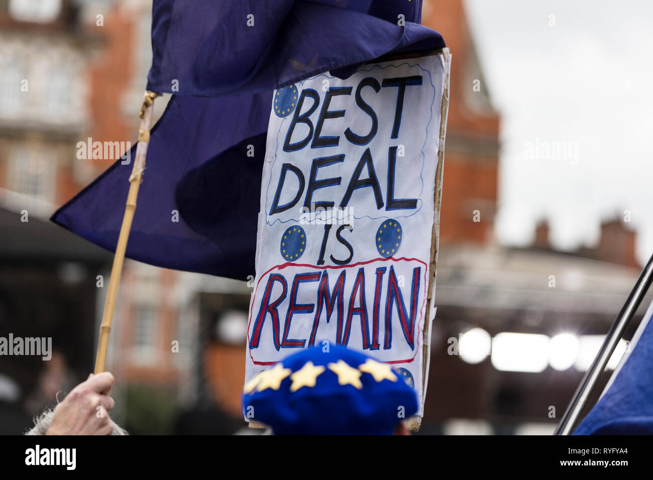Anti brexit simpatizantes que enarbolaban banderas en Westminster. Foto de stock