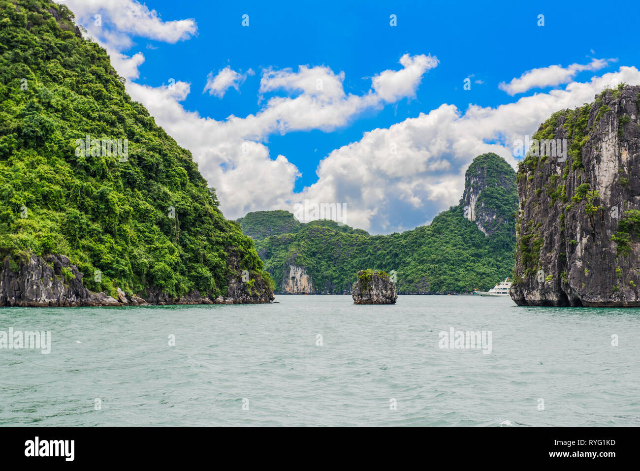 Las formaciones cársticas en el mar, el patrimonio natural de la humanidad - la bahía de Halong Foto de stock