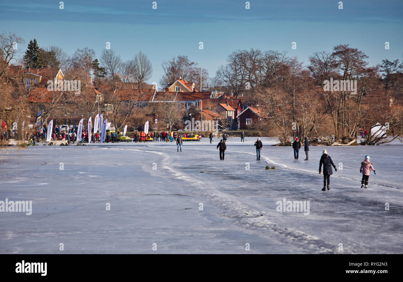 Los patinadores sobre hielo en el lago Malaren durante Sigtunarannet, Sigtuna, Suecia, Escandinavia Foto de stock