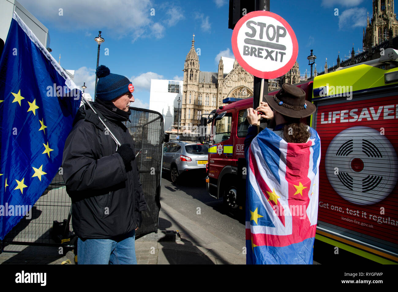 Lunes 11 de marzo de 2019. La Plaza del Parlamento. Los manifestantes siguen con bandera europea y 'Stop' Brexit firmar. Foto de stock