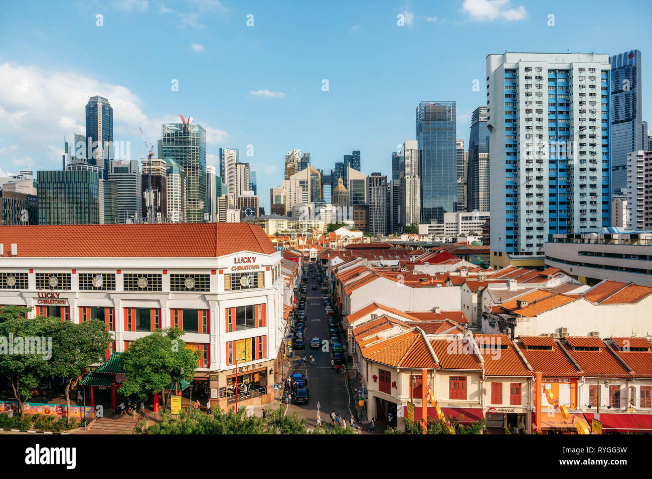 Chinatown, Singapur - Febrero 8, 2019: Vista aérea de Chinatown con tejados rojos y del Distrito Central de Negocios contra el cielo azul Foto de stock