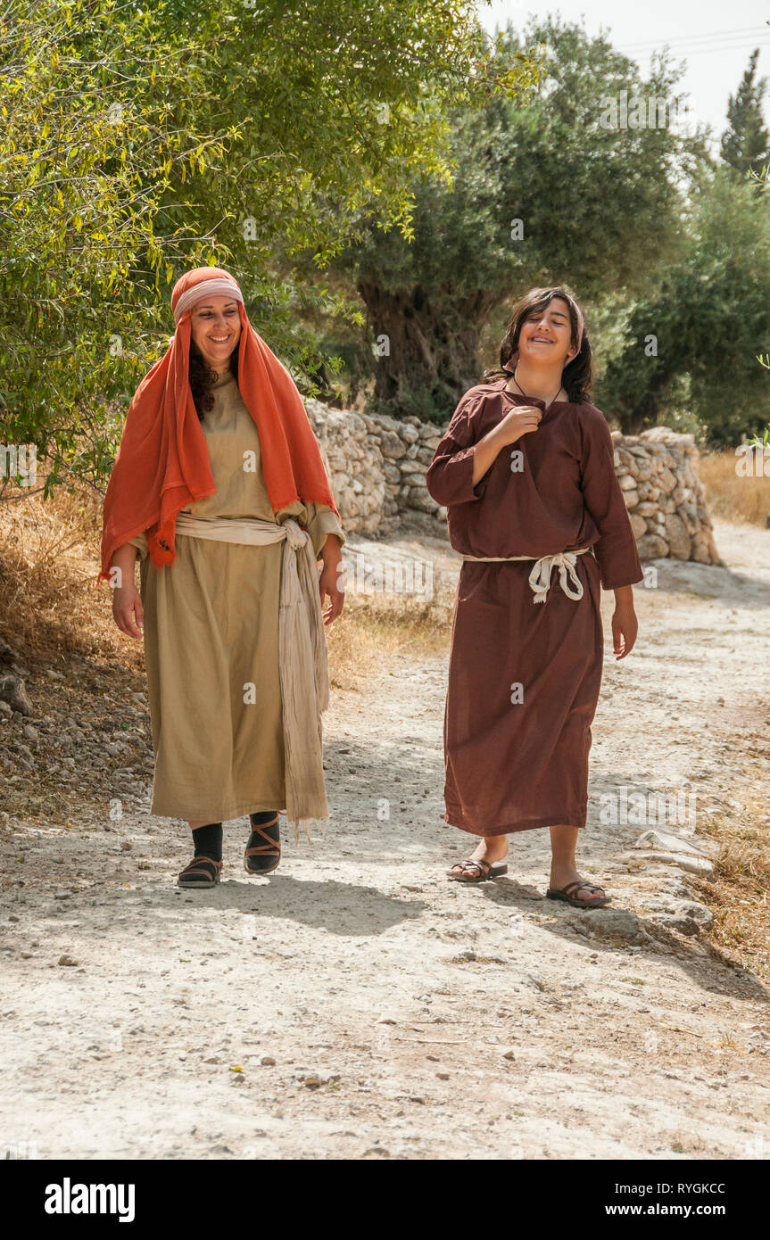 Nazaret,Israel,22-may-2010:mujer y niña en ropa de la época de la biblia  camina nazaret en Israel,Nazaret es famoso de la Biblia desde el tiempo de  Jesús Fotografía de stock - Alamy