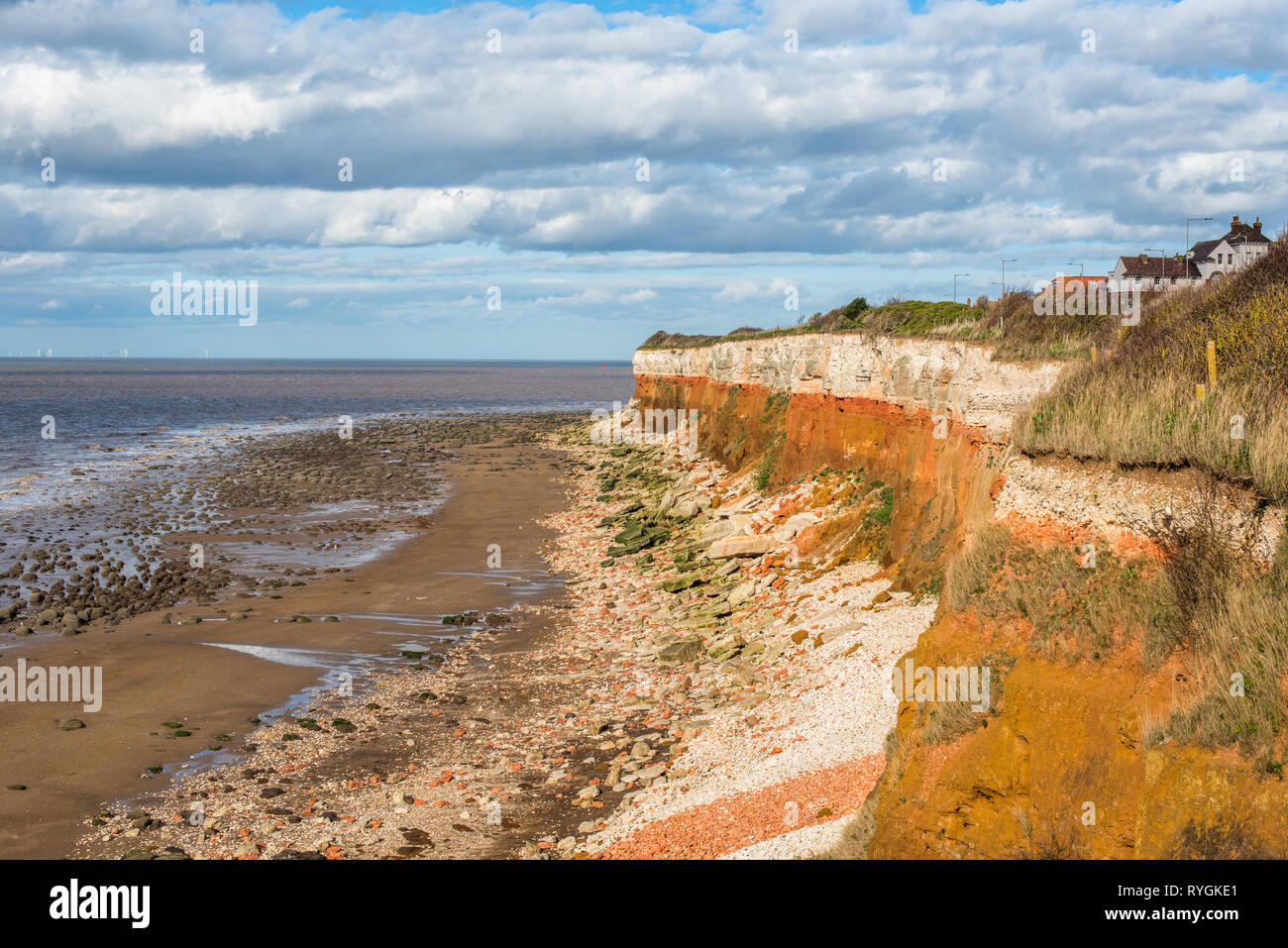 Cerca de Old Hunstantion Hunstanton acantilados en la costa de Norfolk, donde blanco tiza roja superposiciones en una colorida formación de piedra caliza. Conocido como el caramelo acantilados. Foto de stock