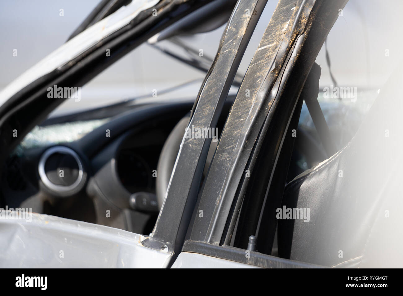 Delantera del coche blanco o accidente de choque en la calle