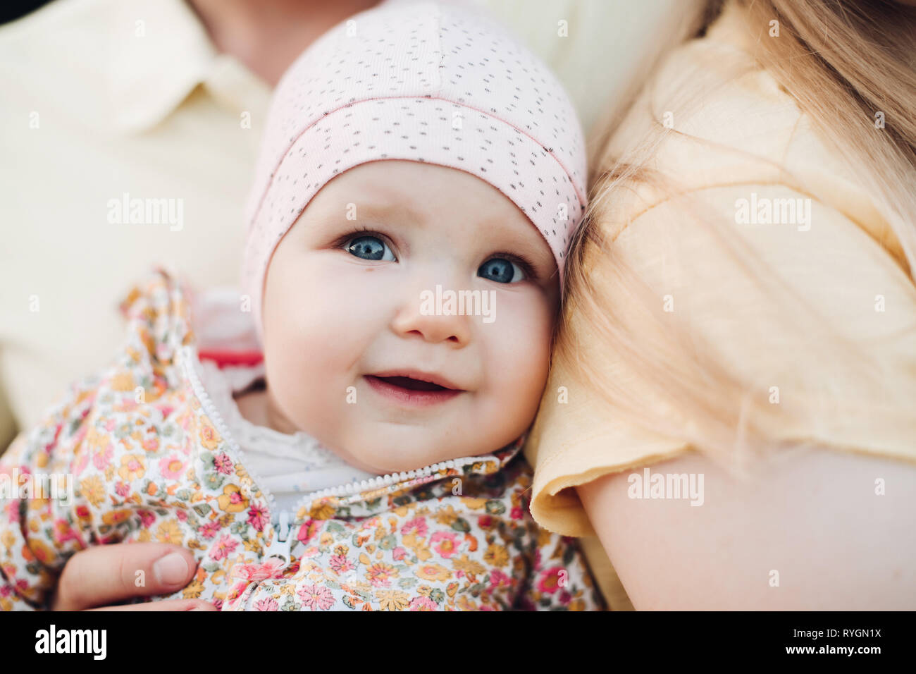 Cerca de la cara del bebé sorprendió ligeramente con la boca abierta. Foto de stock