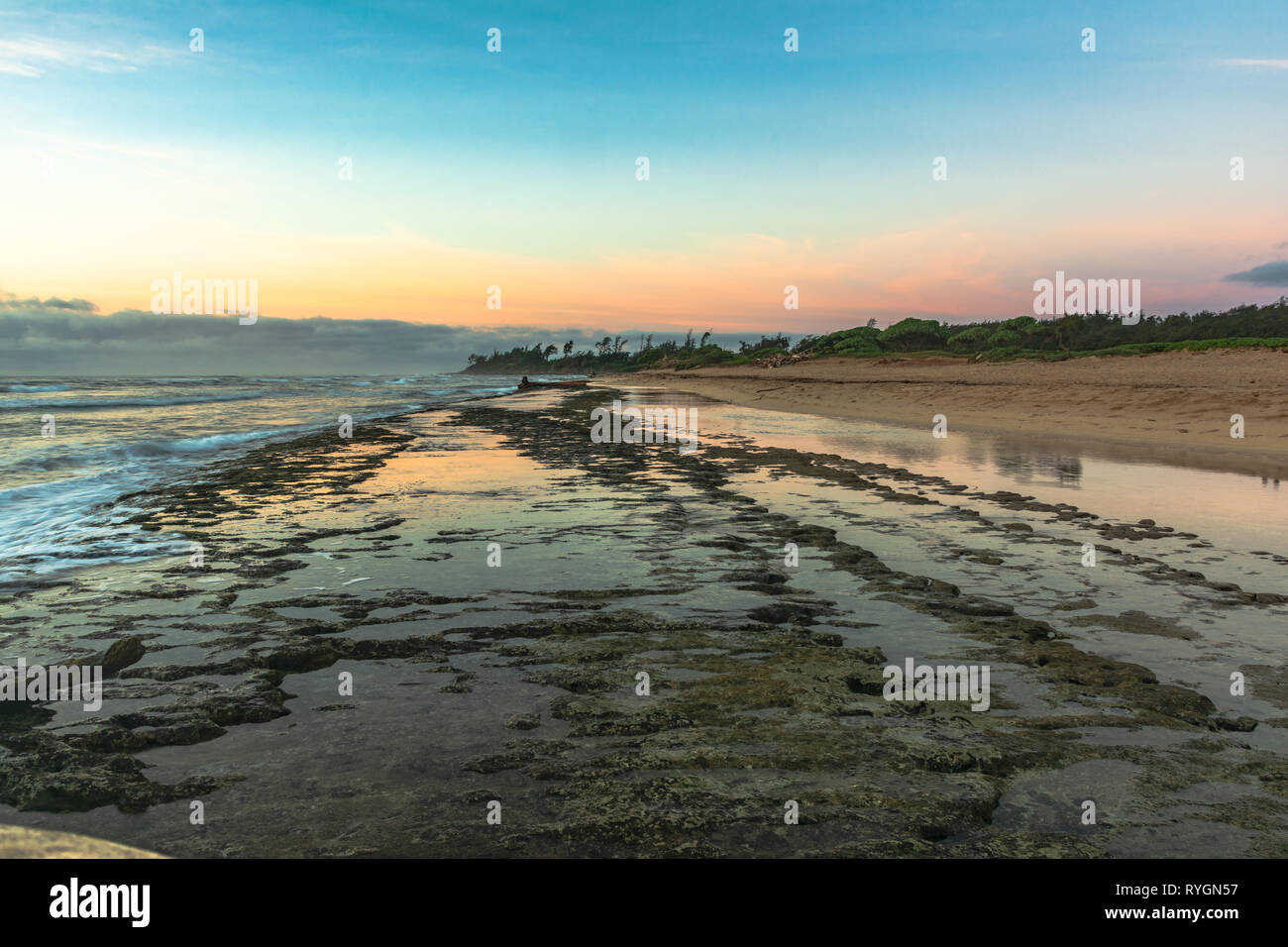 En Nukolii Sunrise Beach Park, Kauai Hawaii Foto de stock
