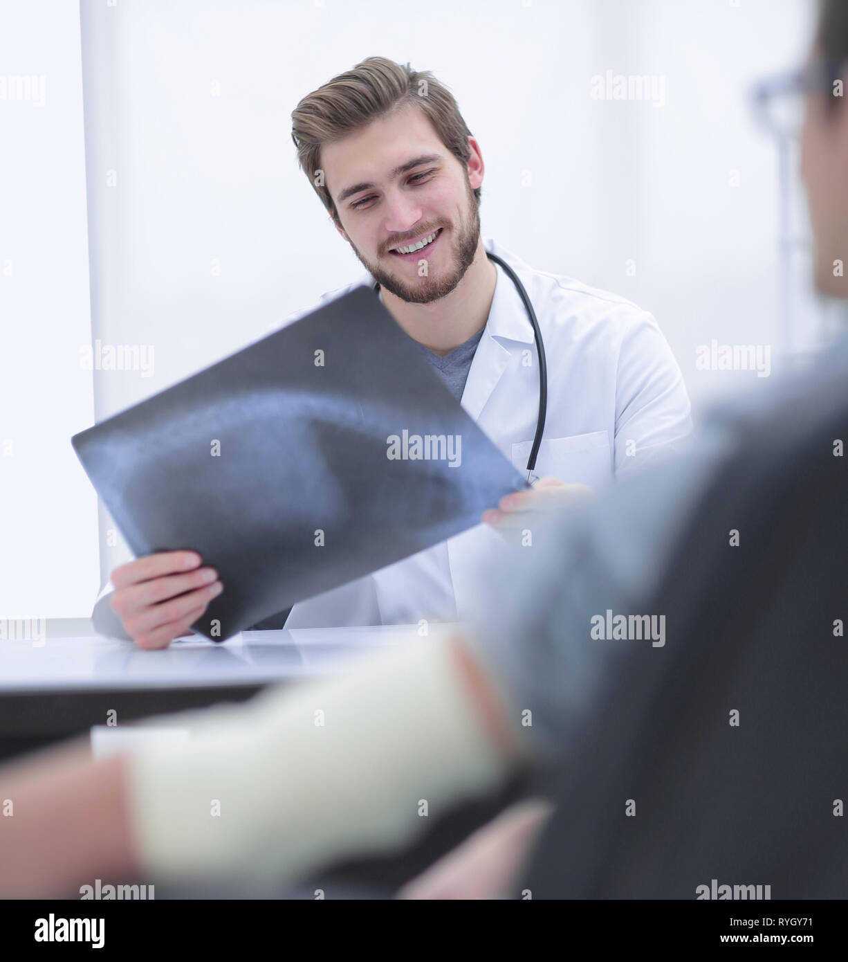 M Dico Examina La Imagen De Rayos X Del Paciente Fotograf A De Stock Alamy