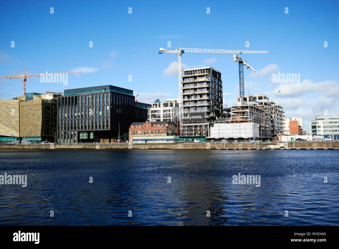 Grúas y nuevos desarrollos de oficina en Dublin Docklands los desembarcos en la Costanera Río Liffey Dublín, República de Irlanda, Europa Foto de stock