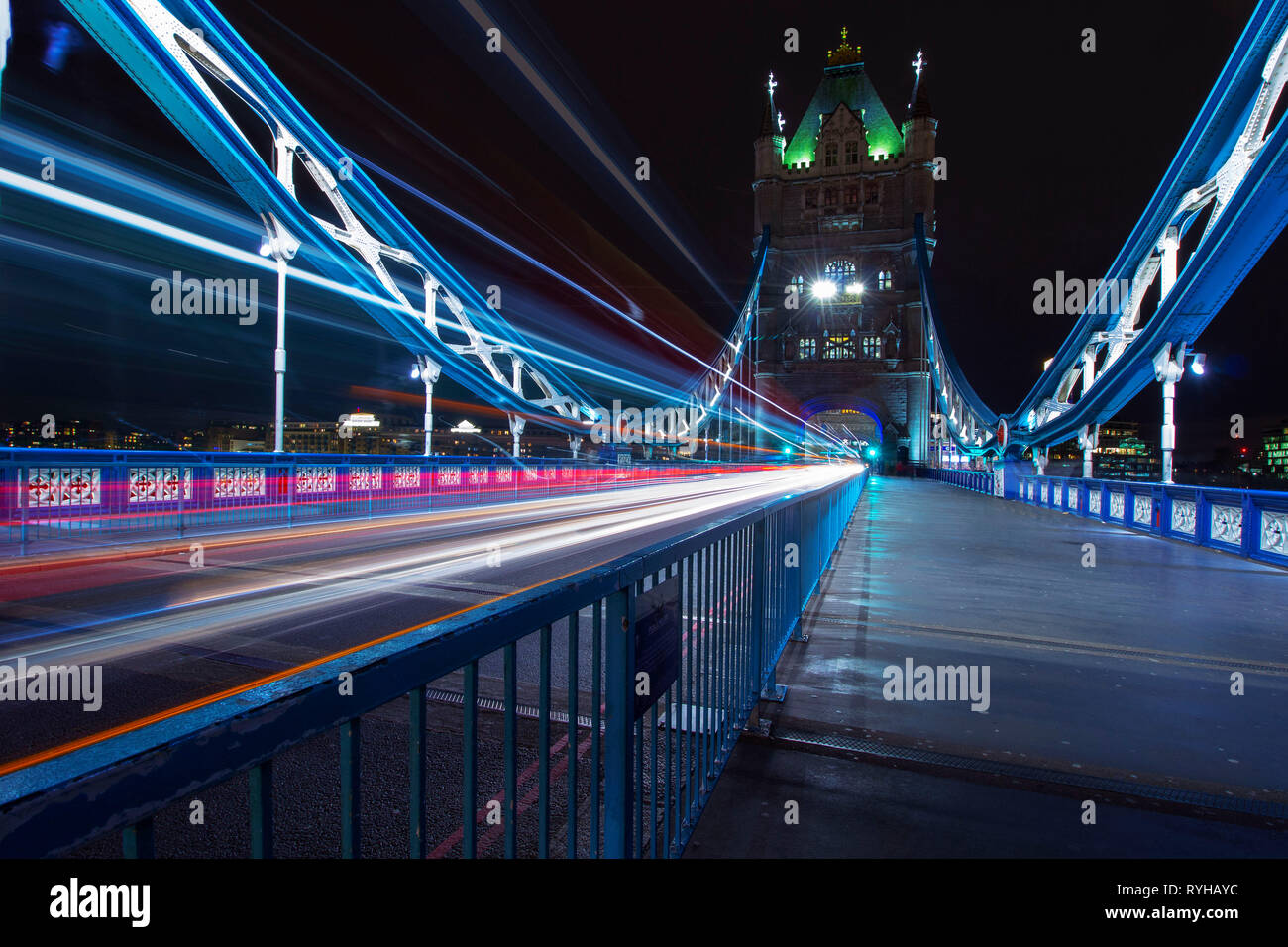 Tower Bridge, Londres, Inglaterra. El 13 de marzo de 2019. El icónico puente que cruza el río Támesis por la noche, mostrando una de las famosas torres, con coche estelas de luz en Foto de stock
