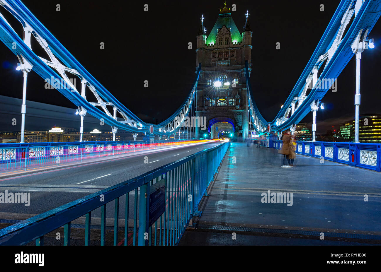 Tower Bridge, Londres, Inglaterra. El 13 de marzo de 2019. El icónico puente que cruza el río Támesis por la noche, mostrando una de las famosas torres, con coche estelas de luz en Foto de stock