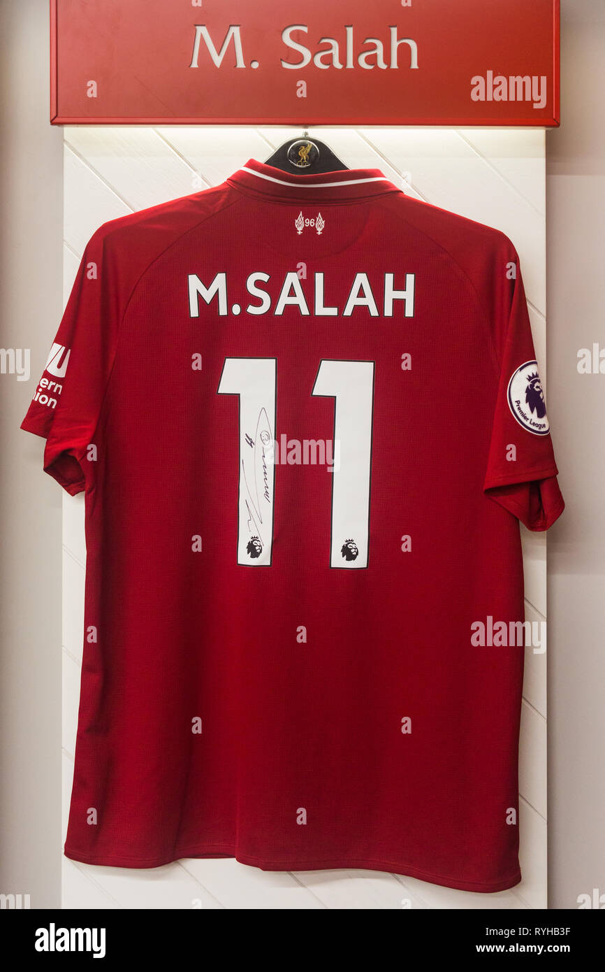 Mo Salah no. 11 de la temporada 2018/19 de la Liga Premier kit rojo camiseta  colgando en casa del equipo vestidor en el Liverpool Fútbol Club El Estadio  Anfield Road, en el
