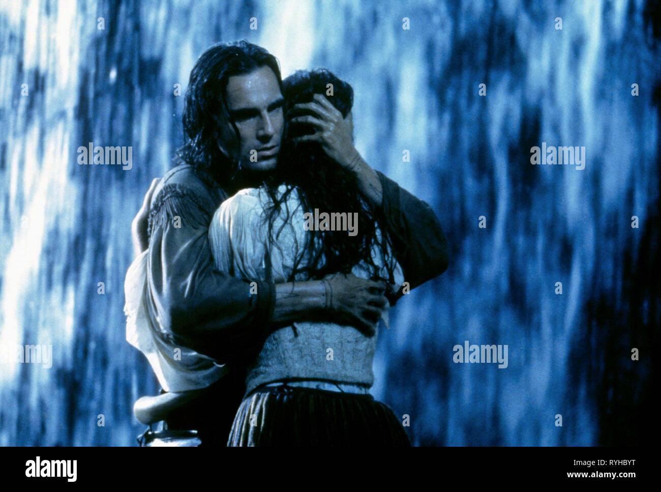 DANIEL DAY-LEWIS, Madeleine STOWE, el último de los mohicanos, 1992 Foto de stock