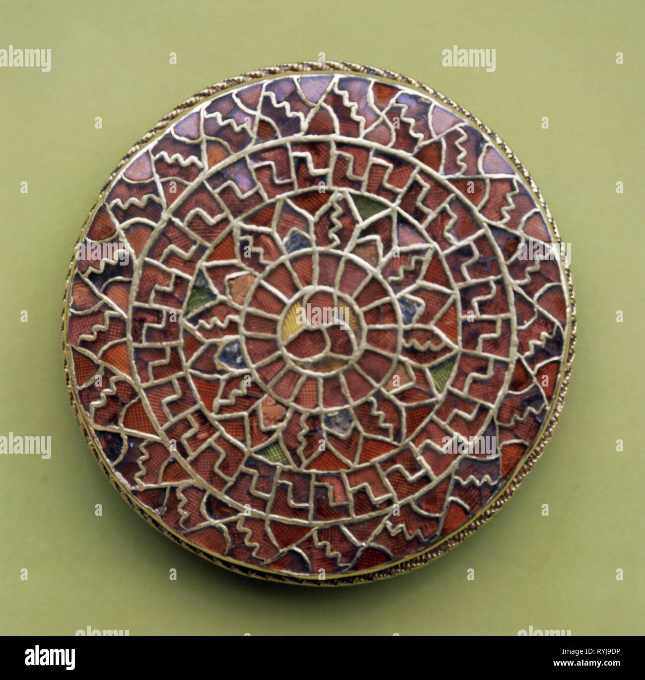 Joyería, disco de oro broche de Soest, Tumba 106, siglo VII, Museo Burghof, Soest, Additional-Rights-Clearance-Info-Not-Available Foto de stock