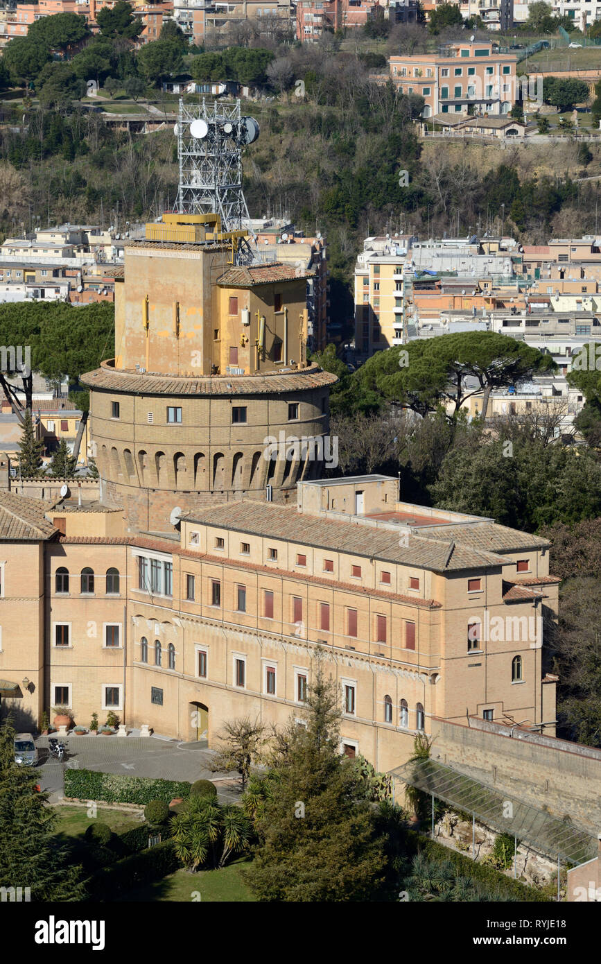 Edificio de Radio Vaticano, el transmisor y la antena emisora de Radio Vaticano, dentro de los terrenos o a los jardines del Vaticano Foto de stock