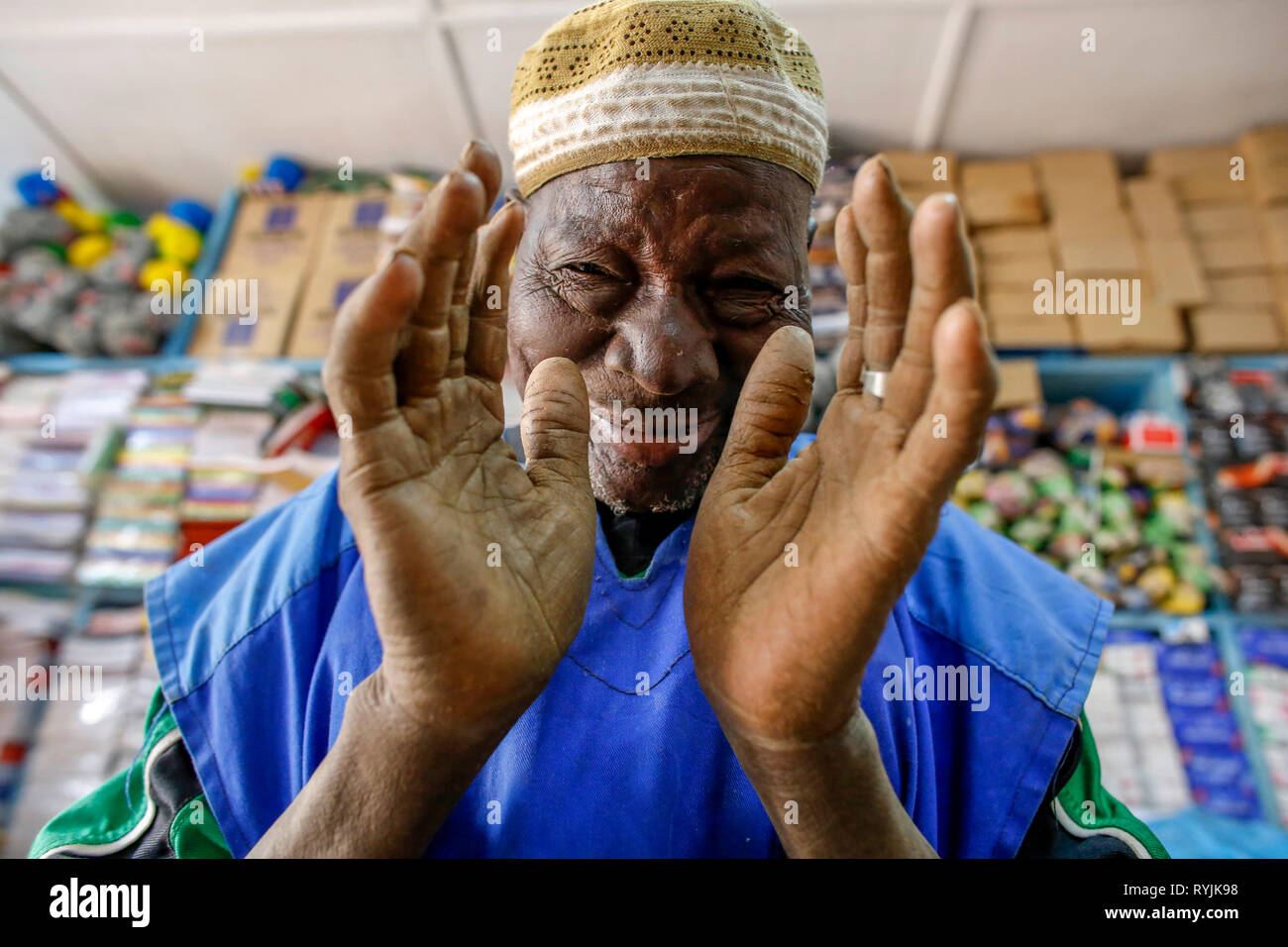 Saludo musulmán un extraño en una tienda de Tenkodogo, Burkina Faso. Foto de stock