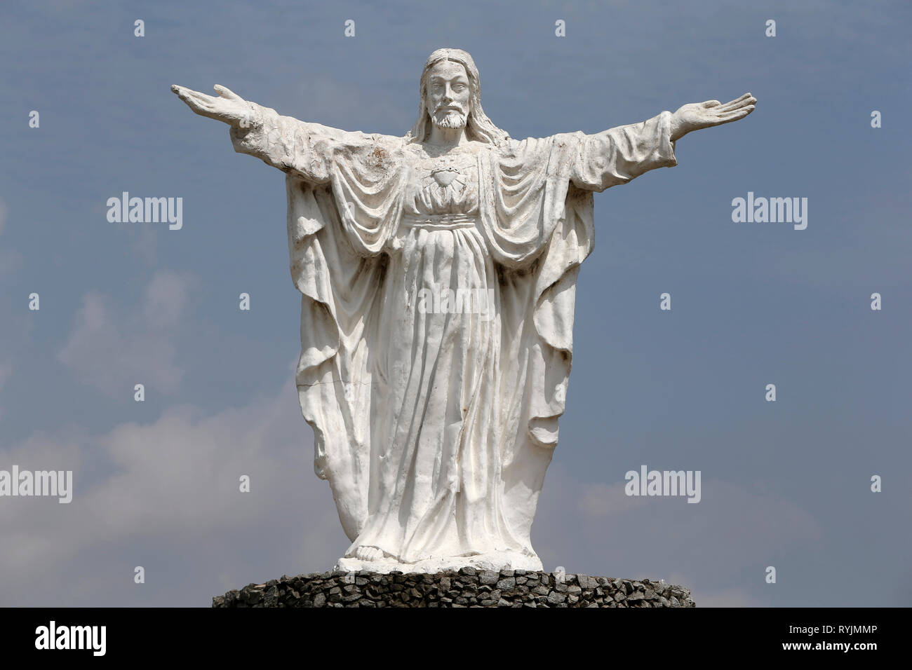 Jesucristo estatua en Saint Paul's catedral católica compuesto, Abidjan, Costa de Marfil. Foto de stock