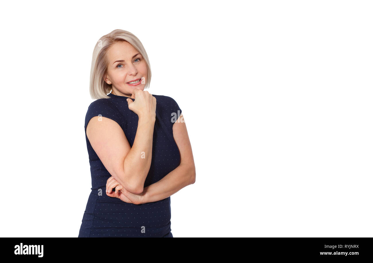 Mujer feliz emocionalmente posando en un estudio. Mujer de mediana edad sobre fondo blanco. Foto de stock