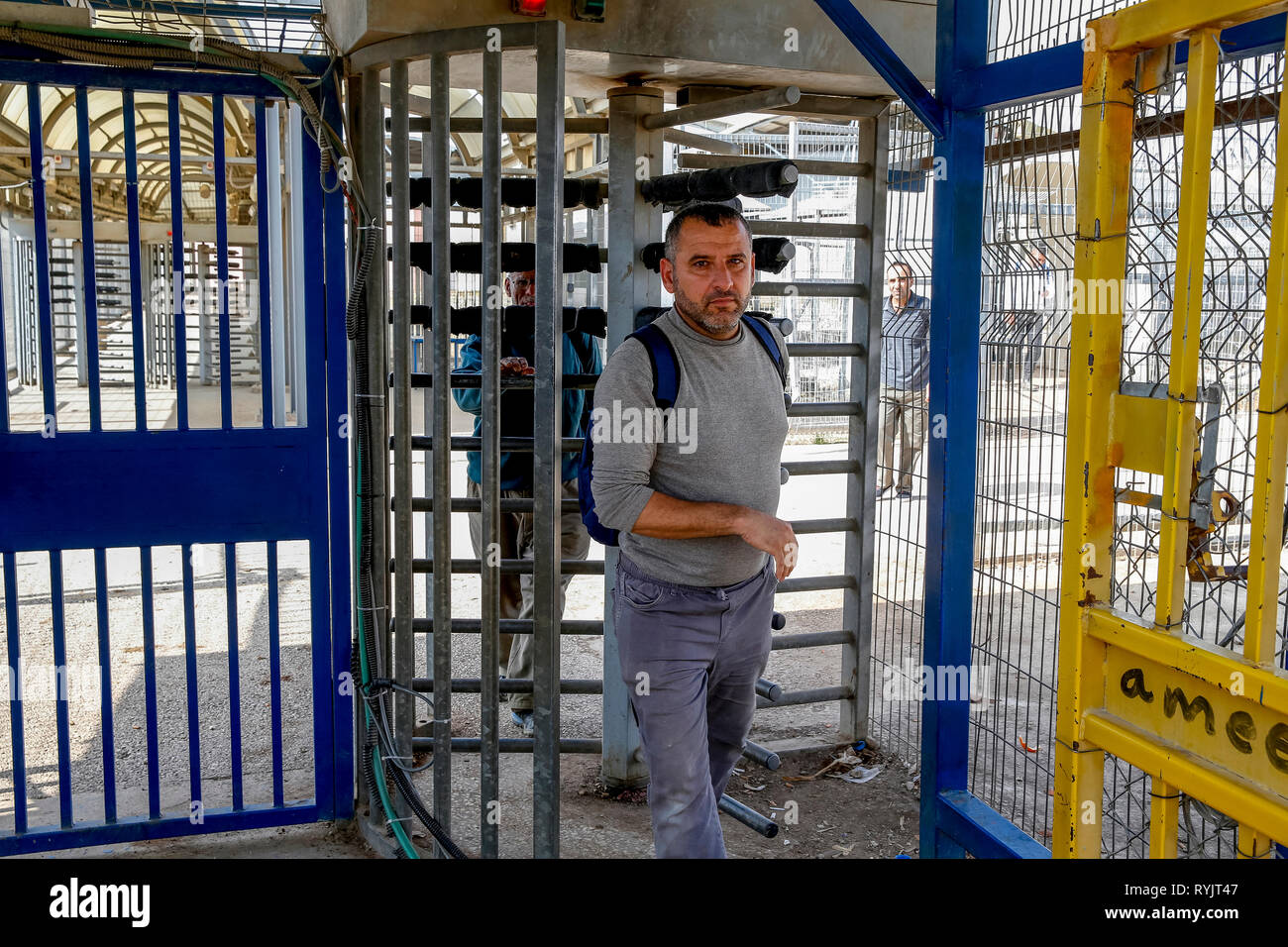Los trabajadores palestinos en Al-Jalameh checkpoint, Ribera Occidental, Palestina. Foto de stock