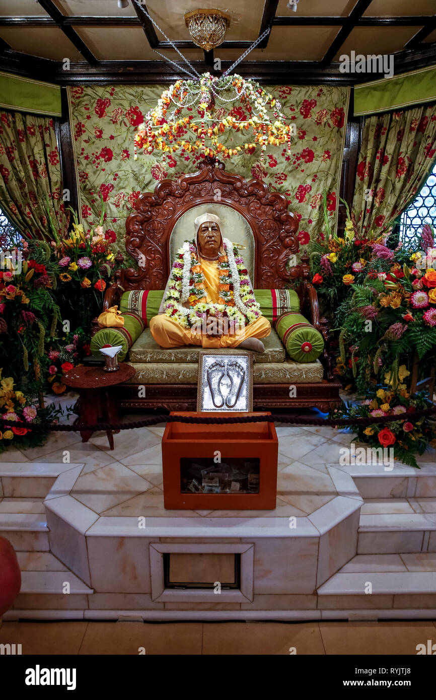 Murthi (estatua) de Swami Prabhupada, fundador de la Sociedad Internacional para la Conciencia de Krishna (ISKCON), el templo de Bhaktivedanta manor dur Foto de stock