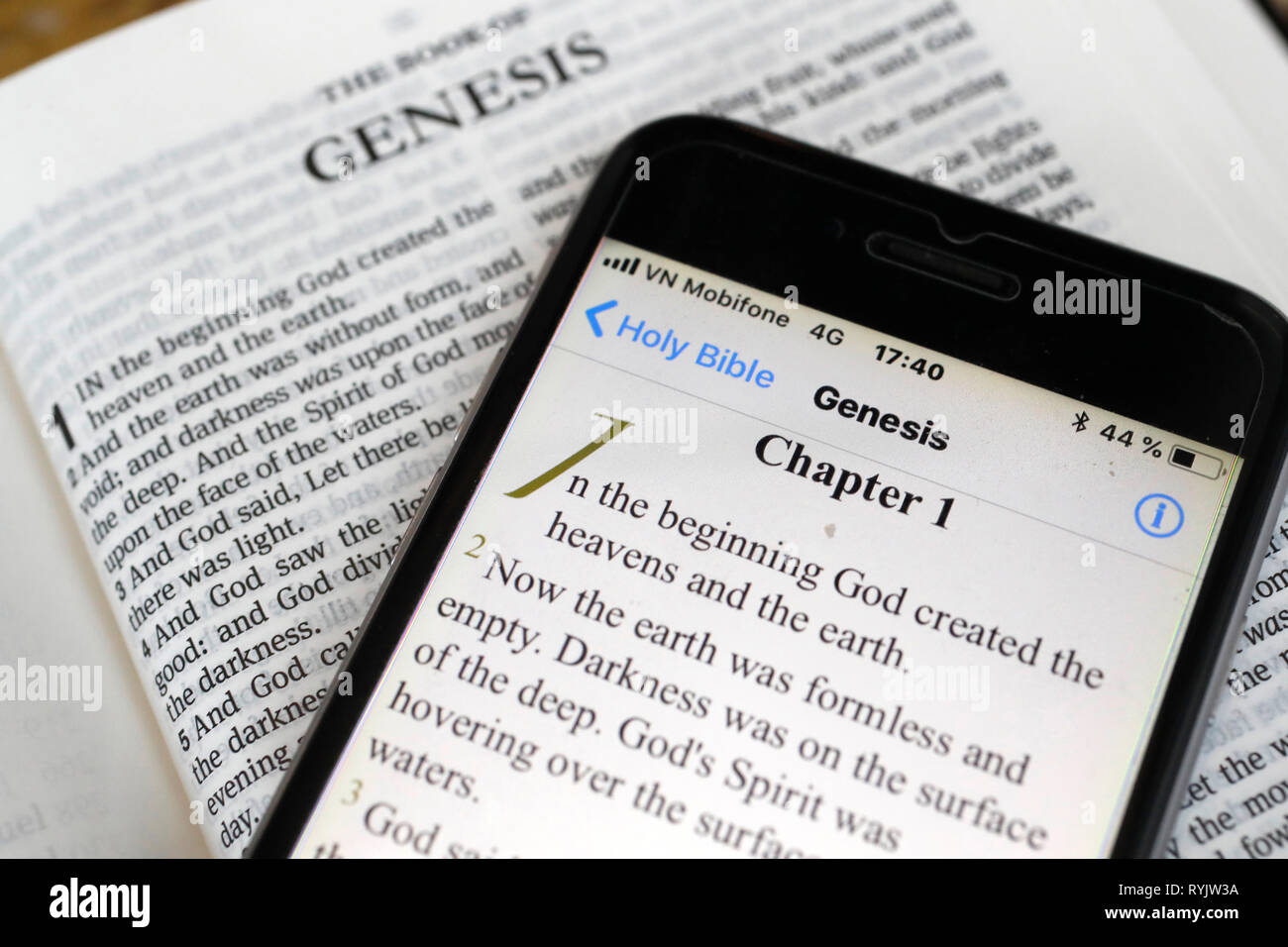 Papel y digital la Biblia Biblia app del smartphone. El Antiguo Testamento.  Génesis Fotografía de stock - Alamy