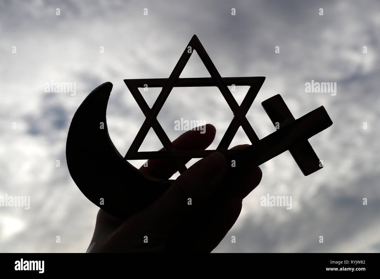 El cristianismo, el Islam, el Judaísmo 3 religiones monoteístas. La  estrella judía, la Cruz y la Media Luna Roja : símbolos interreligiosa en  la mano Fotografía de stock - Alamy