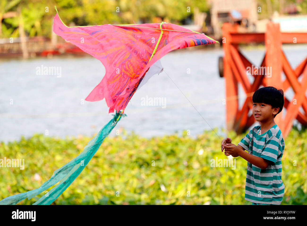 Chico volando su cometa. Cai Be. Vietnam. Foto de stock
