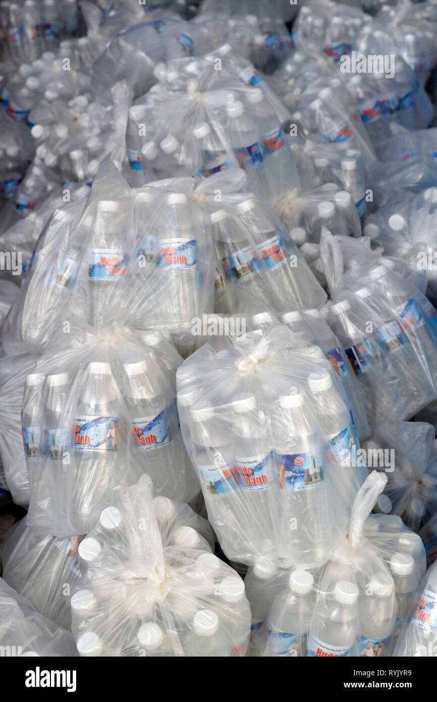 Botellas de agua mineral. Chau Doc. de Vietnam. Foto de stock