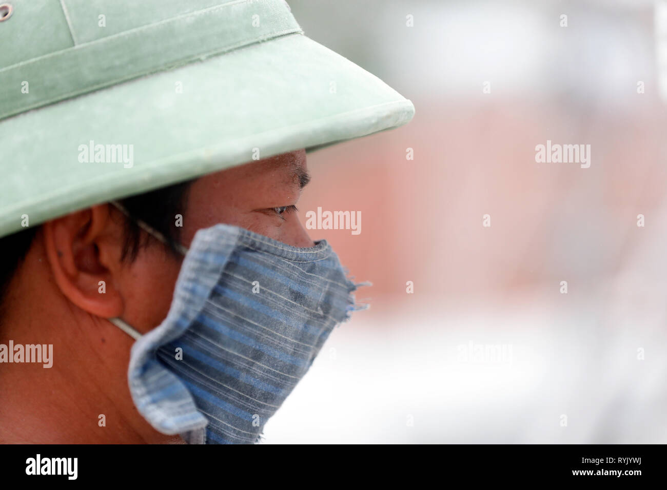 Sitio en construcción. Trabajador utilizando Máscara de protección. Vung Tau. Vietnam. Foto de stock