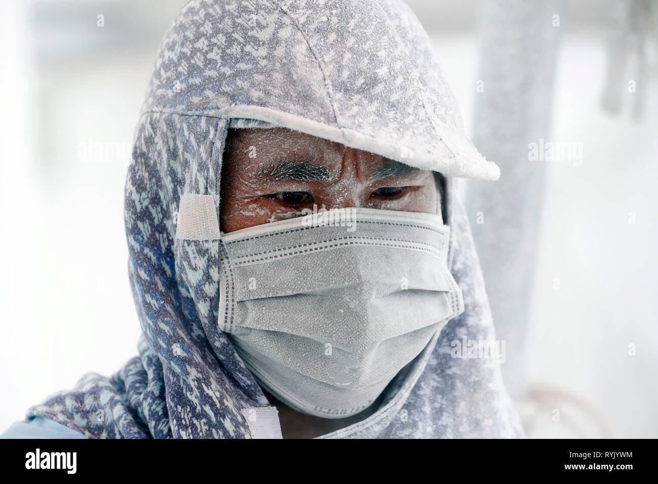 Sitio en construcción. Trabajador utilizando Máscara de protección. Vung Tau. Vietnam. Foto de stock